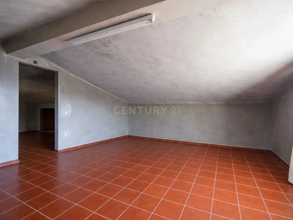 OPORTUNIDADE ÚNICA NA LOUSÃ – MORADIA COM GRANDE POTENCIAL (habitação e comércio) - Image 32