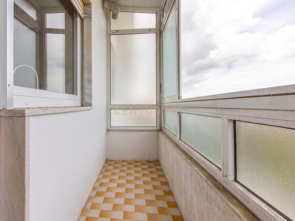 Excelente Apartamento de 4 Assoalhadas com Terraço e Sótão Independente na Quinta do Conde. - Image 13