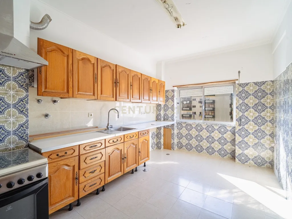 Apartamento T2 em Amora, Seixal - Oportunidade Única! - Image 19