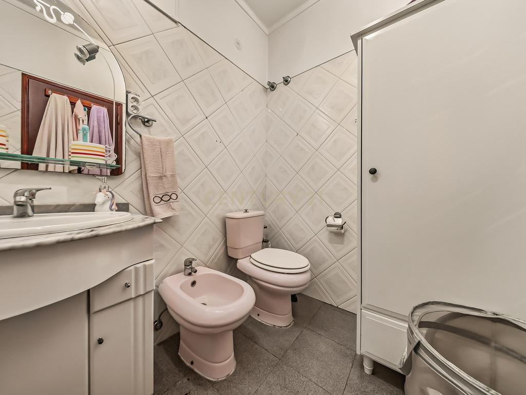 Moradia Geminada T3 com excelentes áreas, terreno e localização privilegiada em Fernão Ferro - Image 26