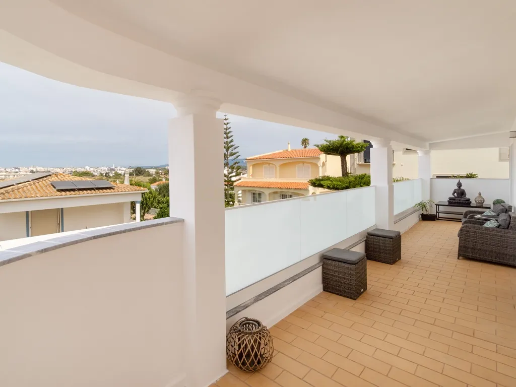 Moradia T5 com amplas áreas, jacuzzi e vista rio - Ferragudo - Image 9