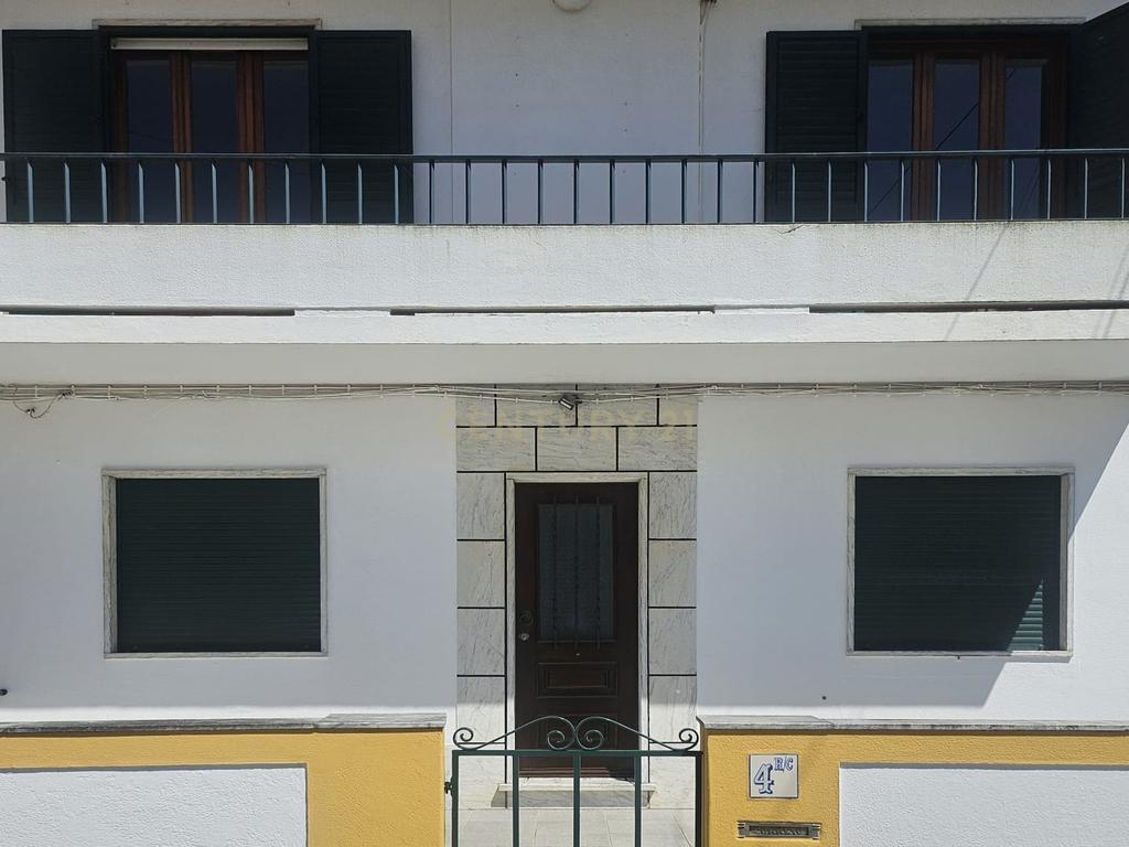 Moradia Bifamiliar T4 com Quintal e Garagem no Bairro das Nogueiras, Évora - Image 1
