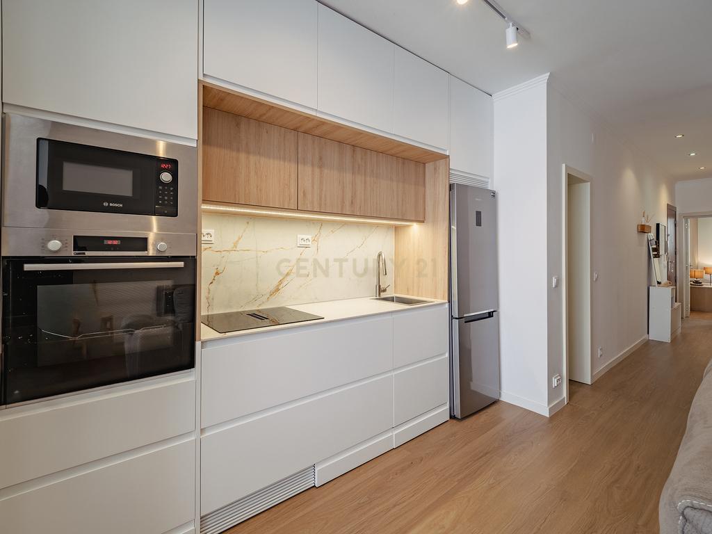 Apartamento T1+1 renovado e com espaço exterior, no Areeiro - Image 1