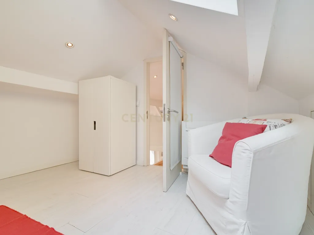 Apartamento T2 Triplex* em Santos-o-Velho – Janelas Verdes | Estrela - Image 27
