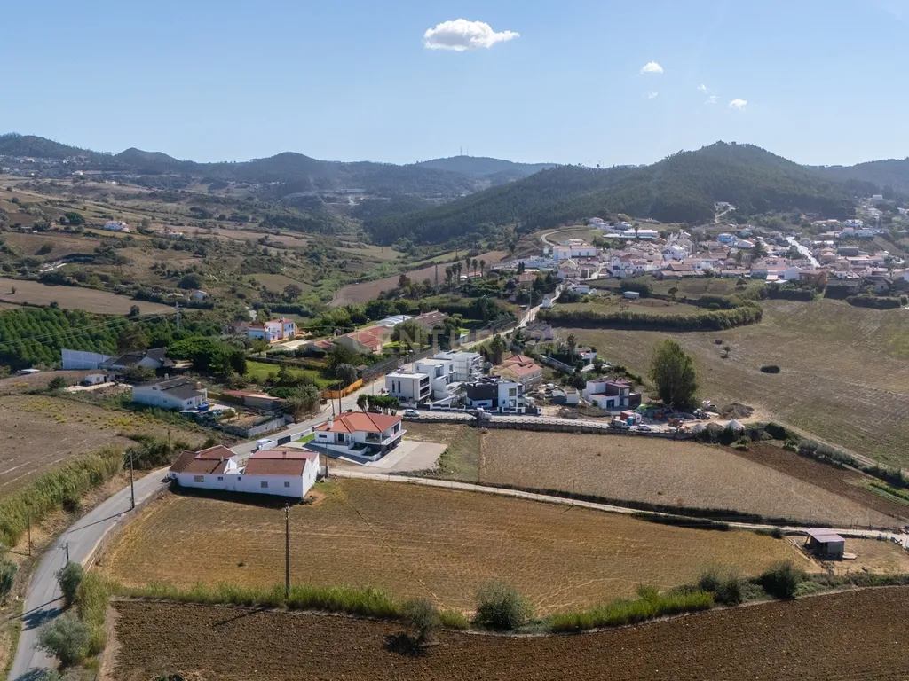 Moradia T3+1 Nova: O Equilíbrio Perfeito Entre o Campo e a Cidade - Mafra - Image 42