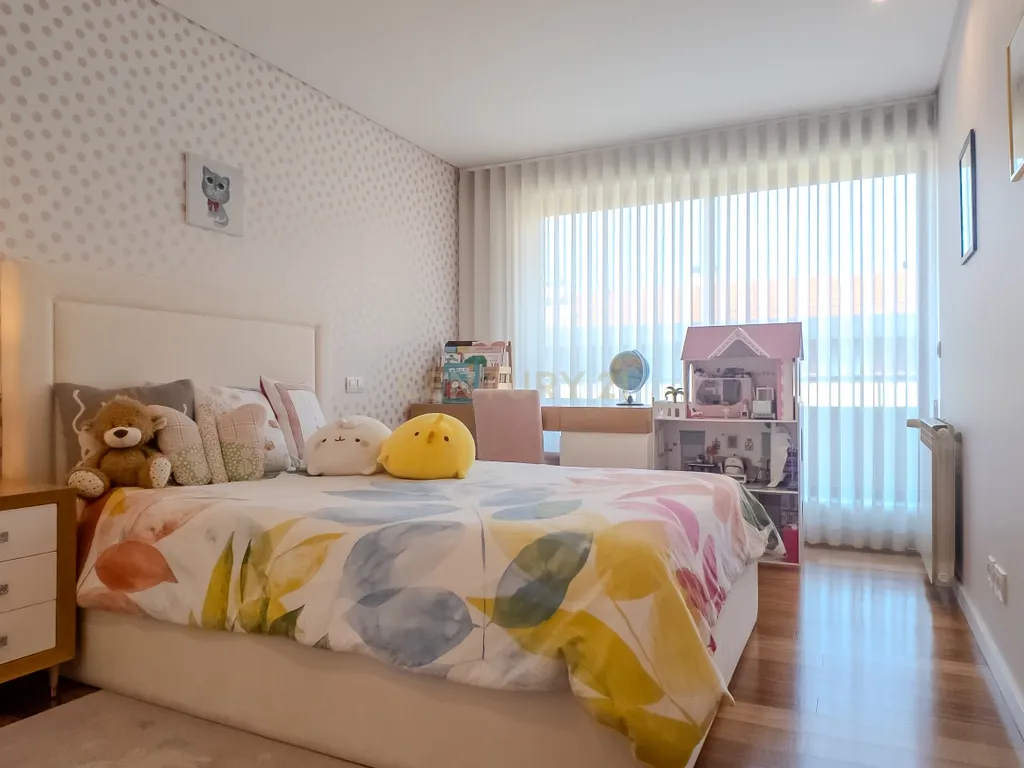 Apartamento T3 com Terraço, Varanda, Garagem | Último andar em Paranhos, Porto - Image 12