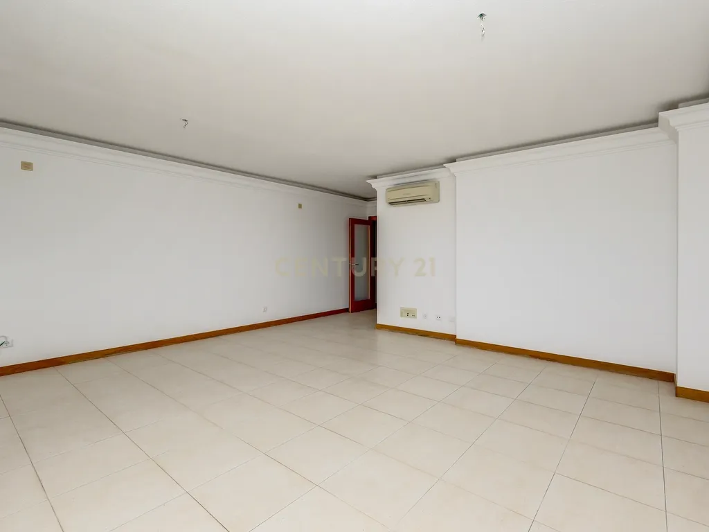 Apartamento T3 na Serra das Brancas, com box de 67m2 e arrecadação. - Image 5