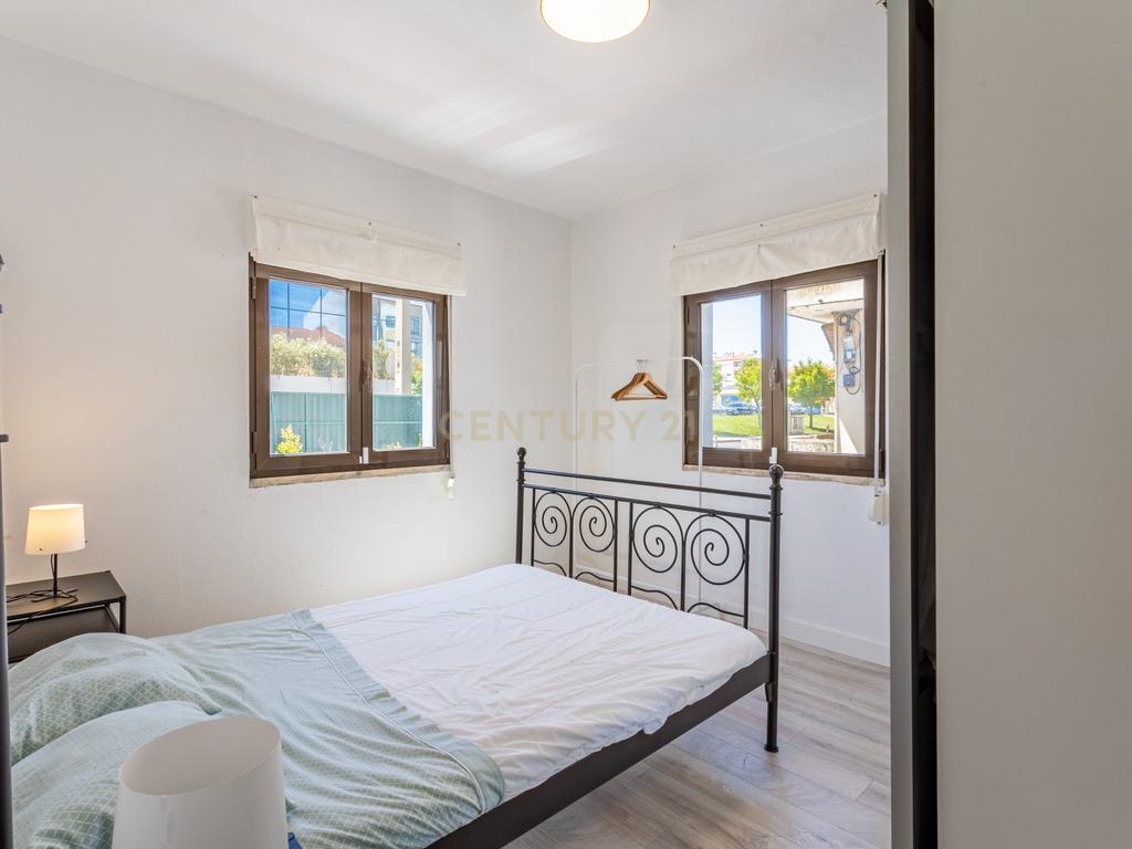 Moradia T5 isolada, inserida num lote de terreno de 750m2 em Casal de Cambra - Image 25