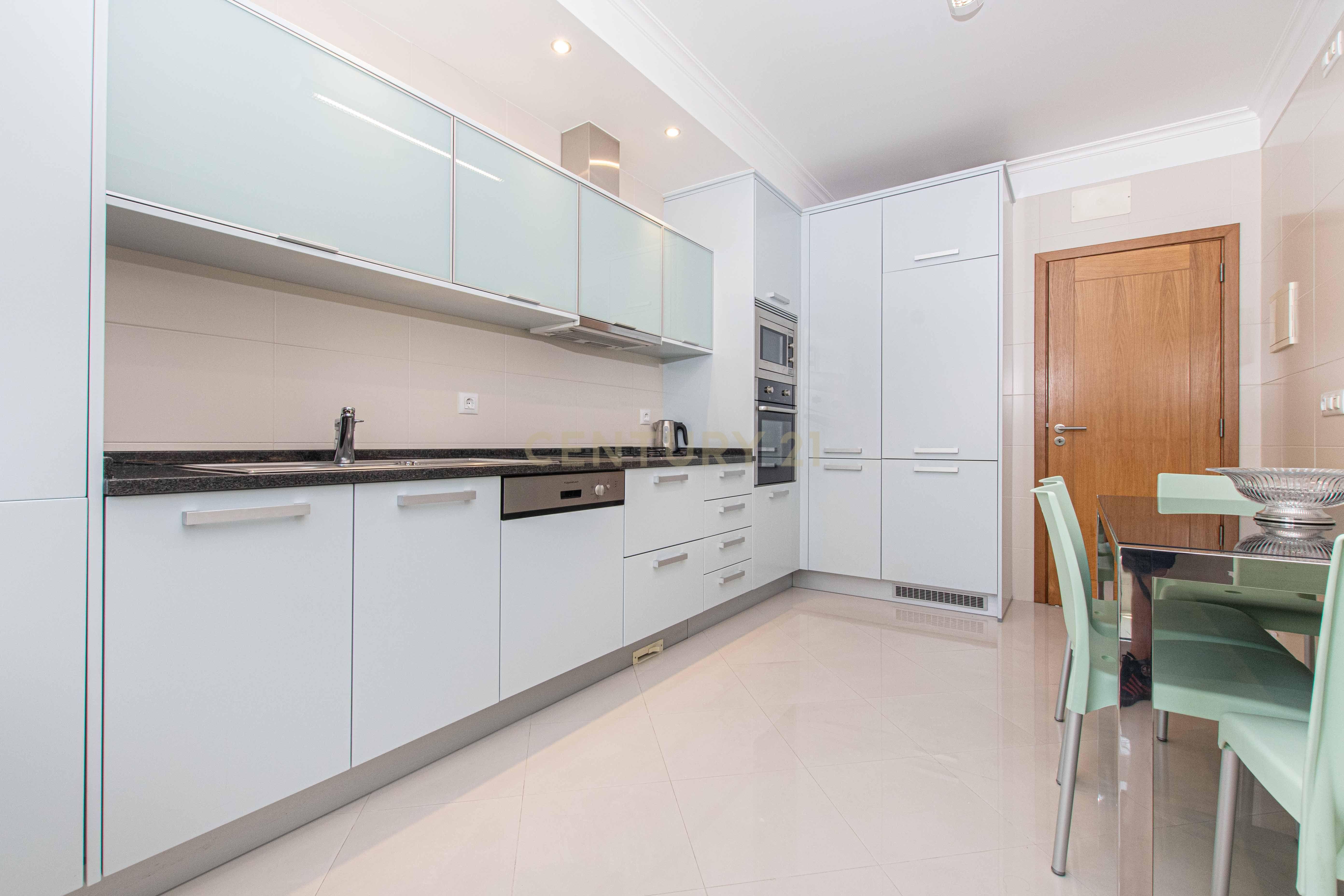 Fotografia 12 de Apartamento T3 no Areeiro – Elegância, Conforto e Localização Privilegiada