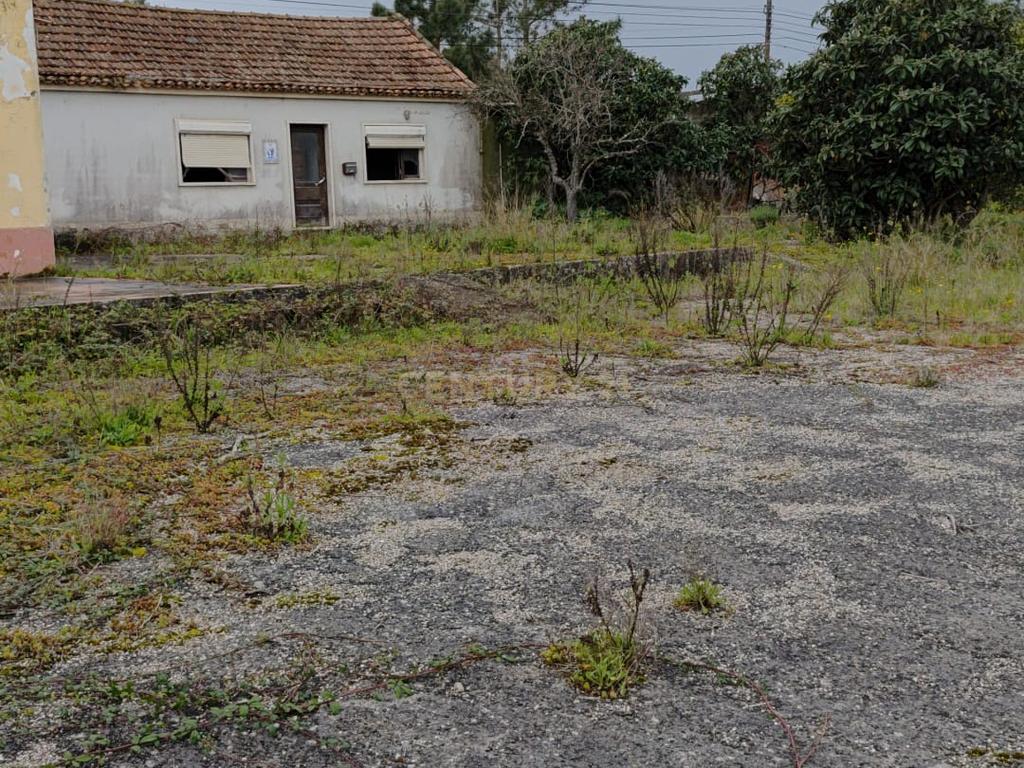 Oportunidade Única em Alenquer: Casa para Recuperar em Lisboa - Image 2