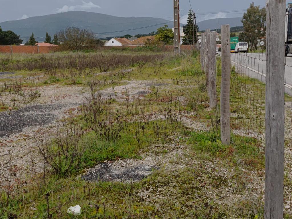 Oportunidade Única em Alenquer: Casa para Recuperar em Lisboa - Image 7