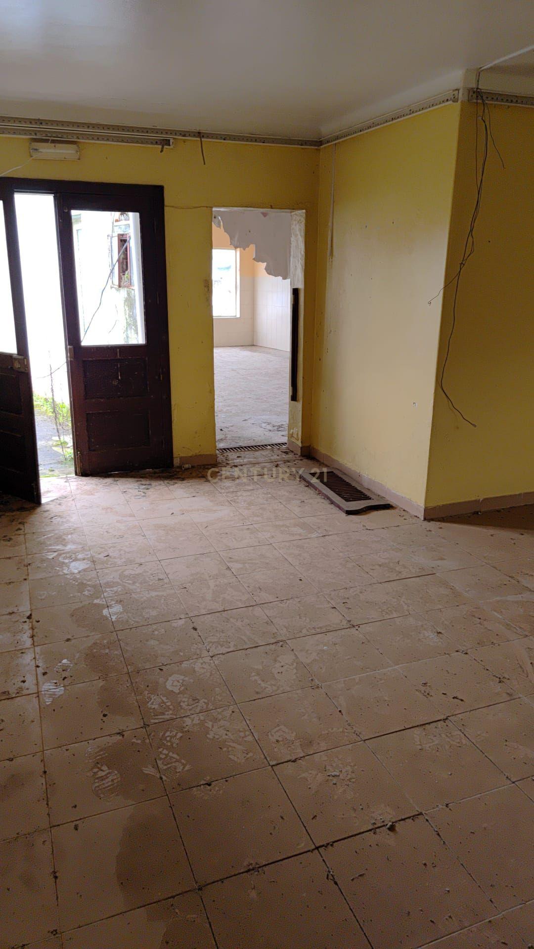 Oportunidade Única em Alenquer: Casa para Recuperar em Lisboa - Image 4