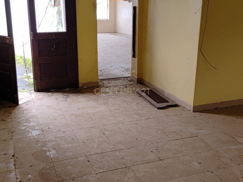 Oportunidade Única em Alenquer: Casa para Recuperar em Lisboa - Image 4