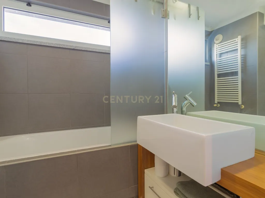 Apartamento como Novo, para arrendamento, na Caparica, Almada - Image 11