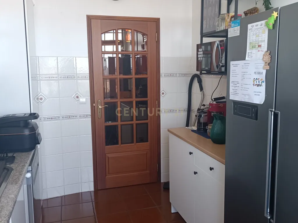 Apartamento T3 com 115 m² em Fazendas de Almeirim, concelho de Almeirim, distrito de Santarém. Apartamento localizado no 2. º andar de um edifício sem elevador. - Image 9