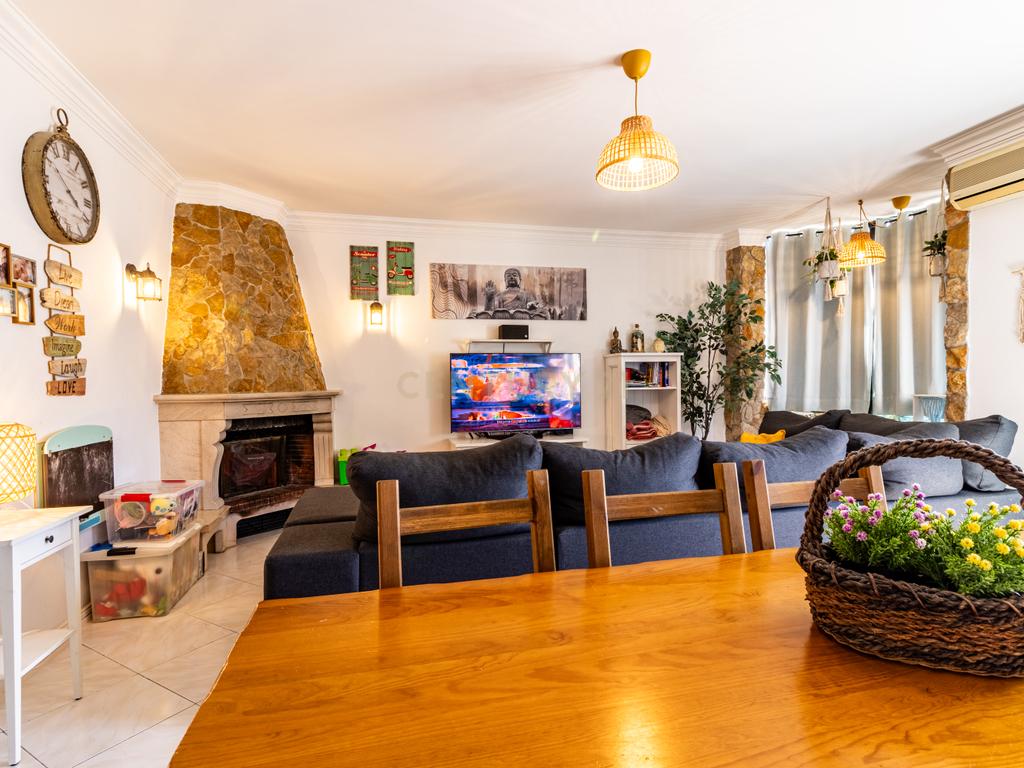 Apartamento T3 Espaçoso e Luminoso em Zona Tranquila de Sesimbra - Image 8
