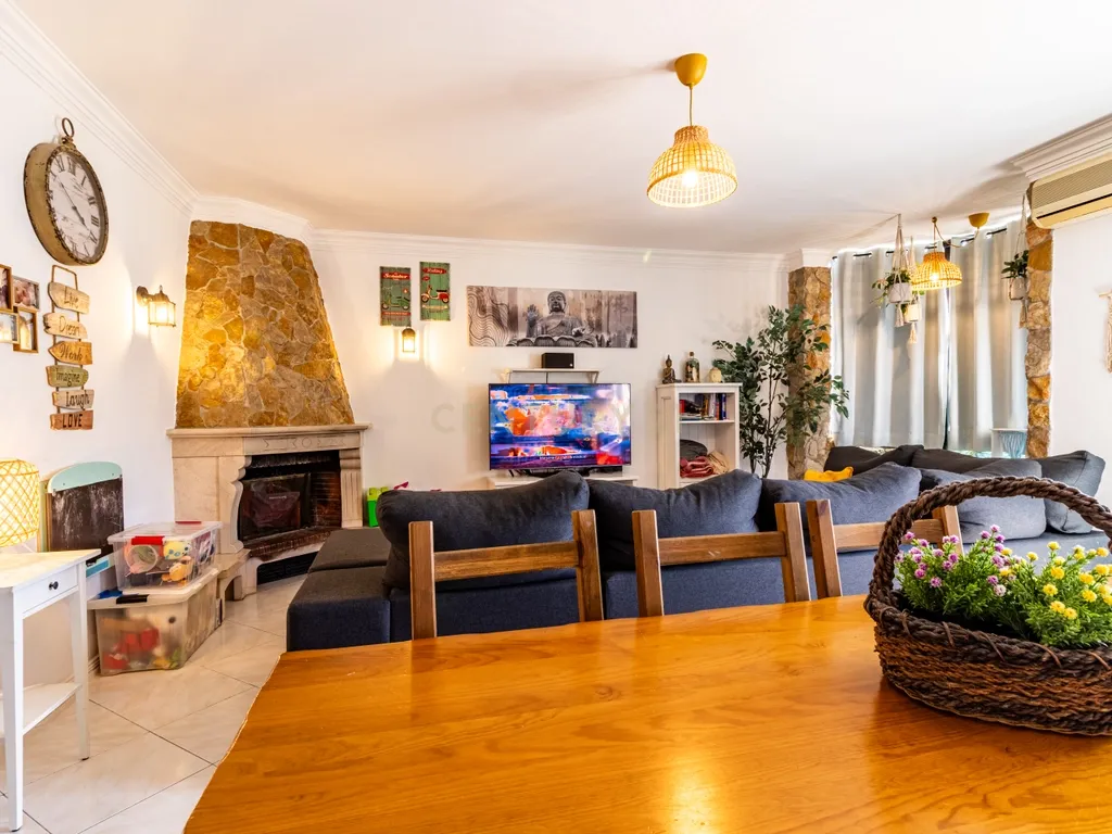 Apartamento T3 Espaçoso e Luminoso em Zona Tranquila de Sesimbra - Image 8