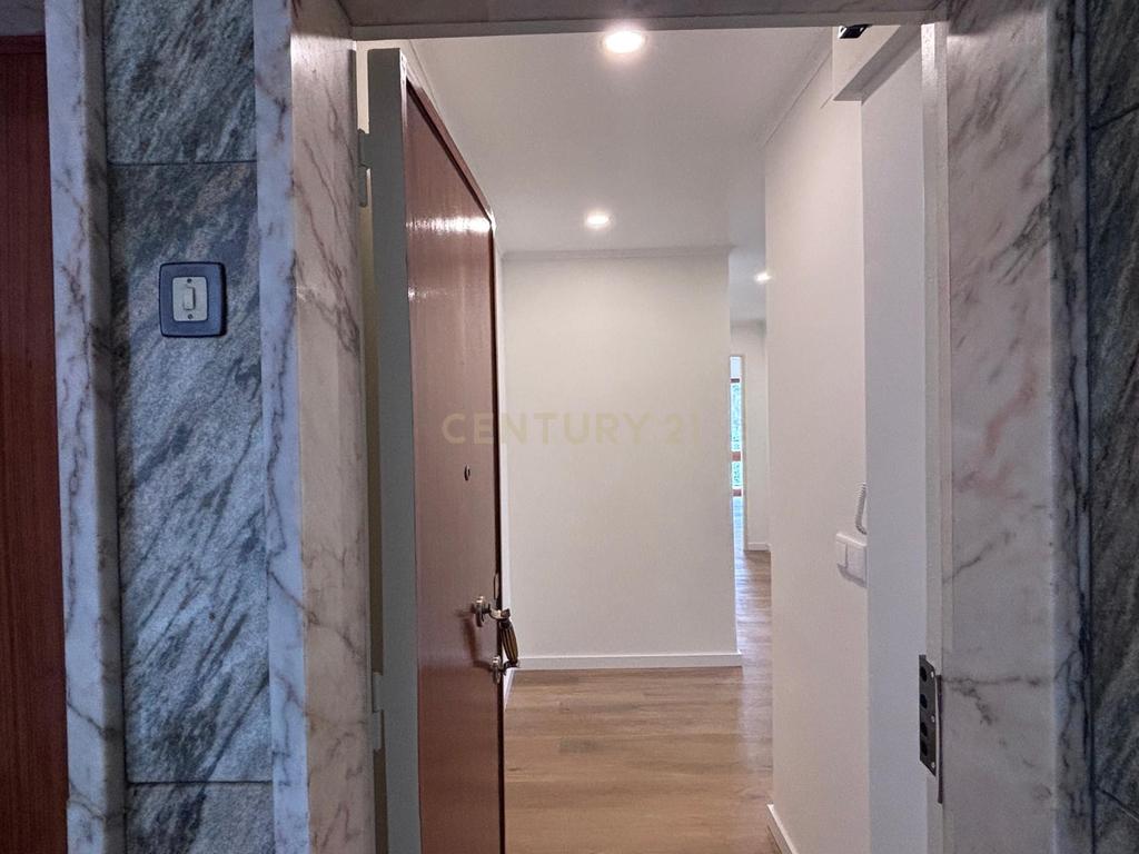T3+1 Remodelado totalmente com excelentes áreas na carismática e tradicional zona da Estrela - Image 20