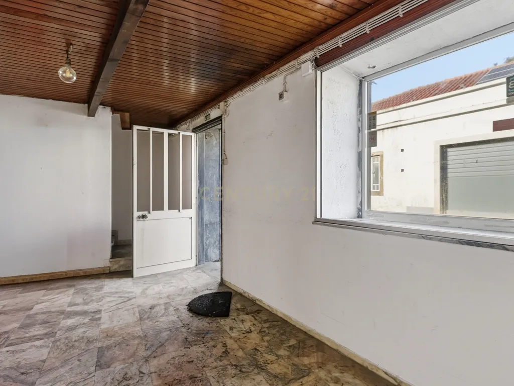 Imóvel comercial no centro da Merceana concelho de Alenquer, composto por dois pisos de 160 m² cada - Image 2