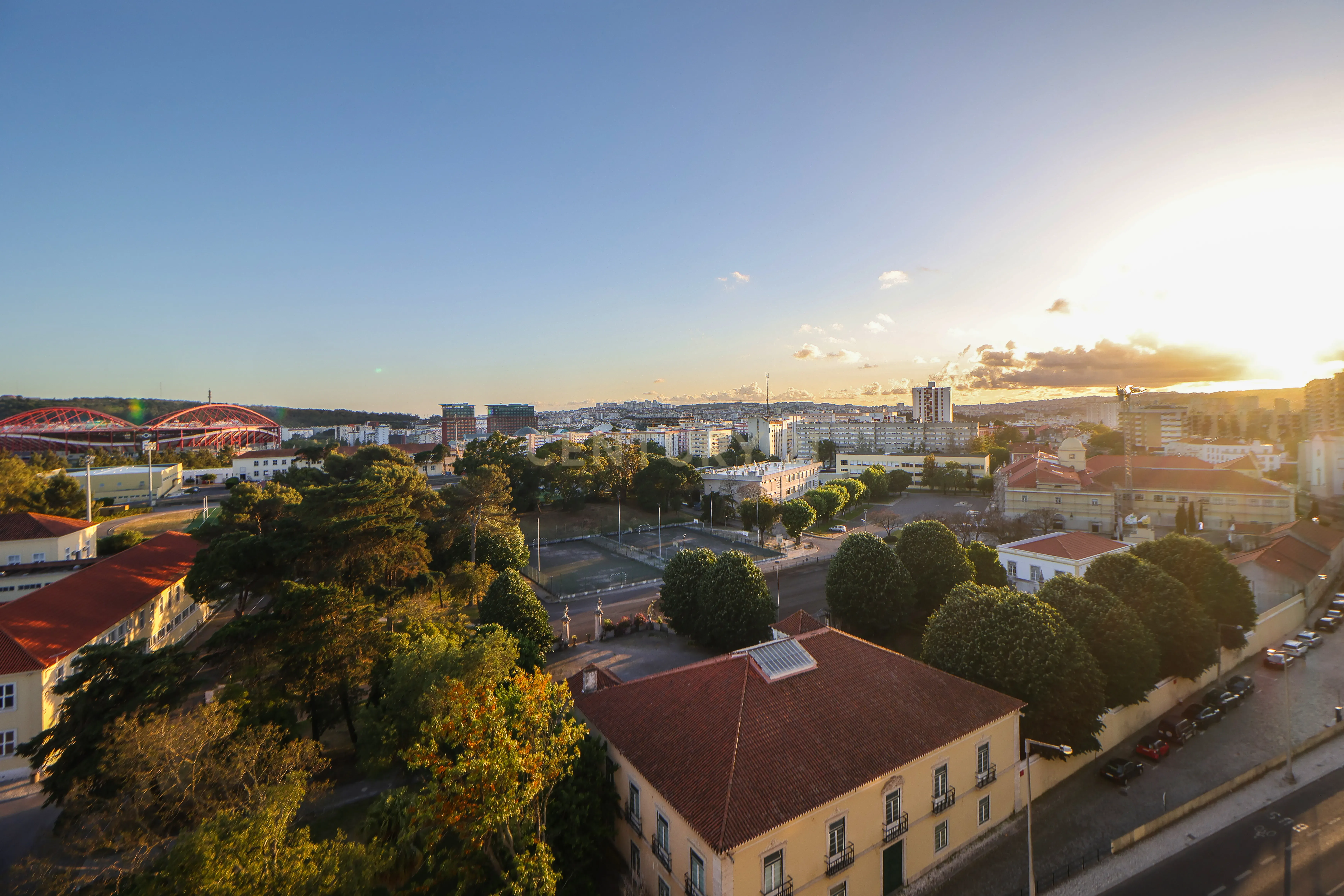 Fotografia 3 de Espaçoso T4 transformado em T2 com terraço em Carnide, Lisboa - Oportunidade Única!