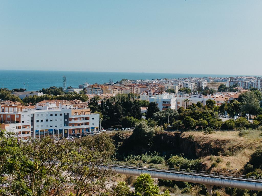 Apartamento T3, 3 varandas e 2 wc. Situado no último piso de um edifício tranquilo, conforto, funcionalidade e uma localização difícil de igualar. - Image 1