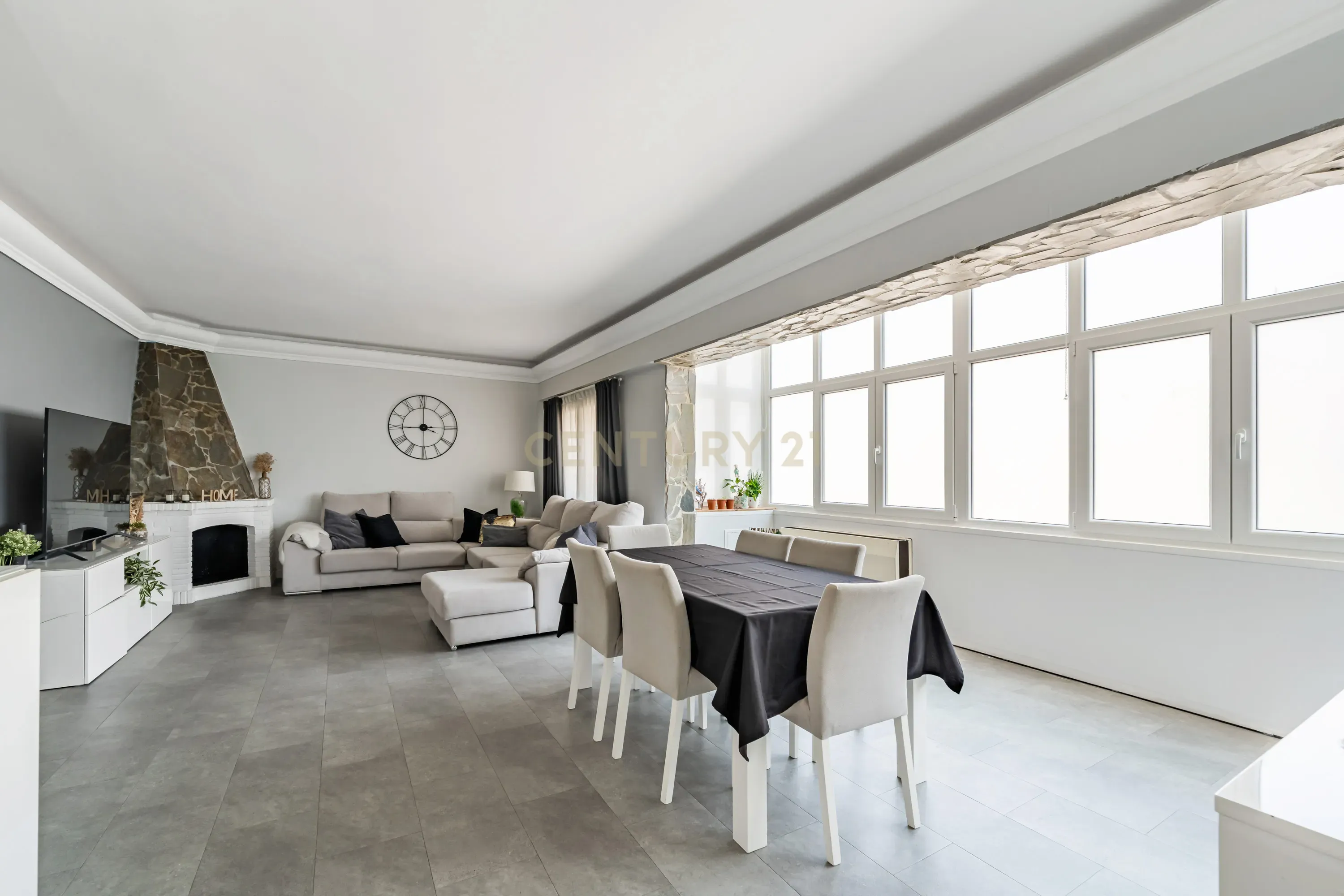 Fotografia 10 de Apartamento T5 Renovado com Sótão em Paio Pires