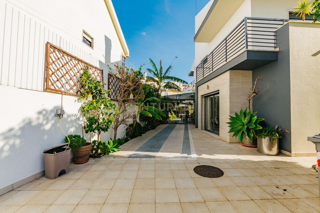 Luxuosa Moradia Renovada com Vista Panorâmica em Loures - Image 4