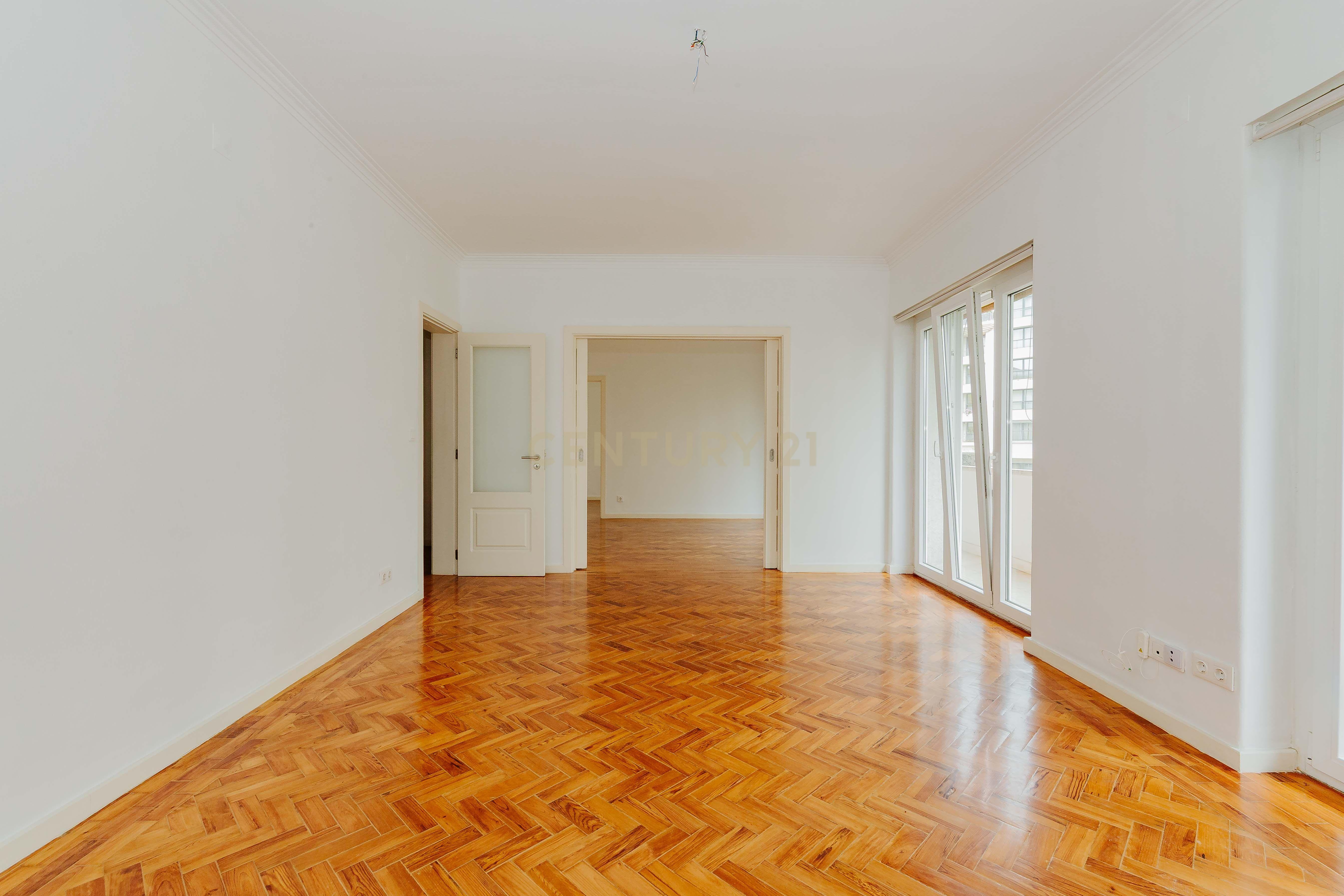 APARTAMENTO T5 REMODELADO SALDANHA LISBOA - Image 16