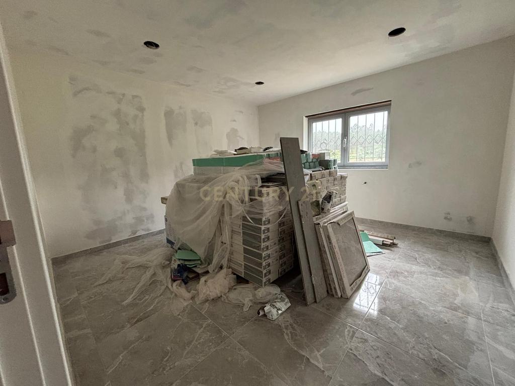 Terreno em Albergaria dos Doze com moradia T5 em fase de conclusão - Image 10