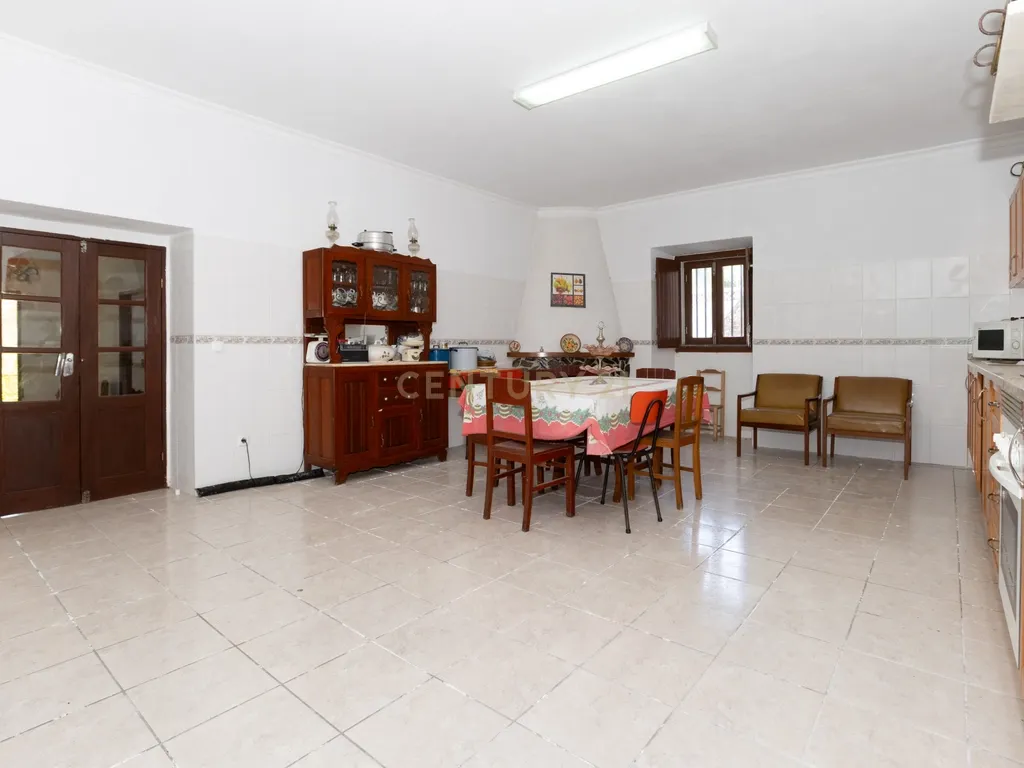 Moradia com 3 Quartos, Quintal e Garagem em Santana da Serra - Image 5