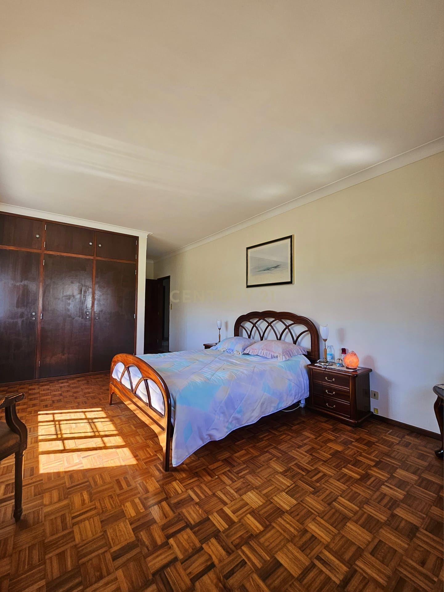 Moradia Unifamiliar T4 com Vista Desafogada e Grande Lote de Terreno na Quinta da Condessa - Image 32