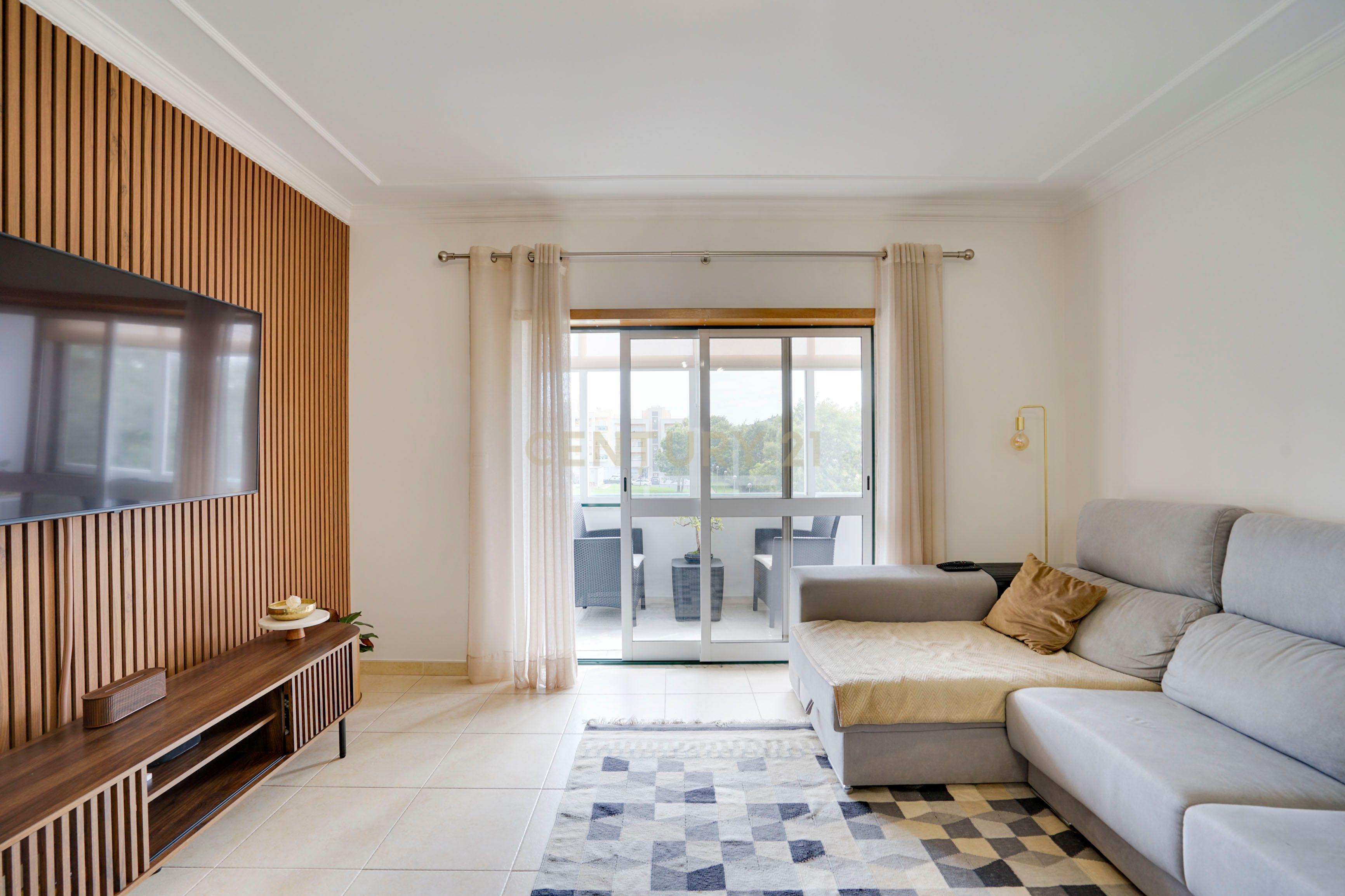 Fotografia 10 de Apartamento T3 em Vialonga, Com Box e Varandas