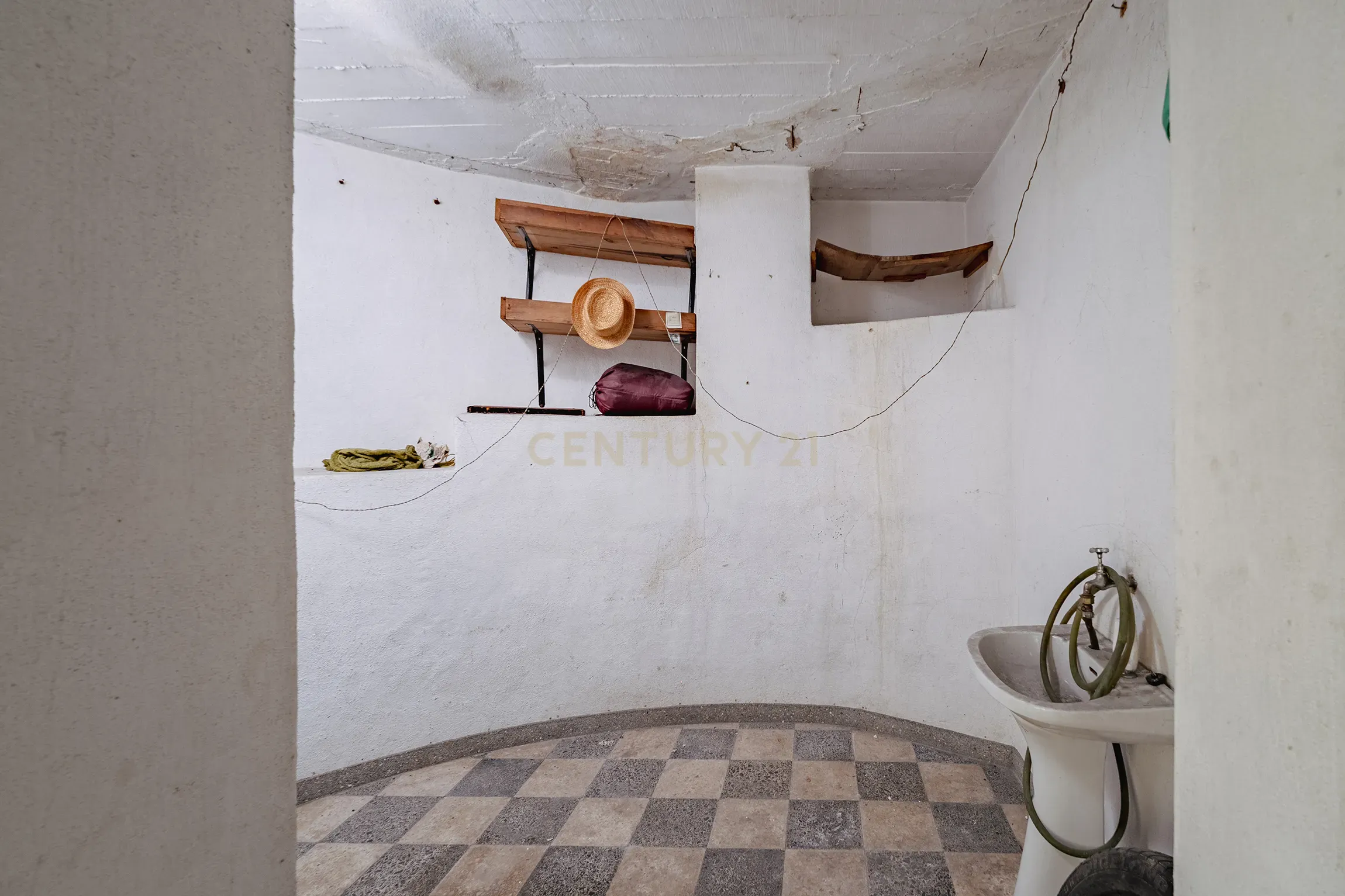 Fotografia 8 de Garagem em Laranjeiro, Almada - Oportunidade Única