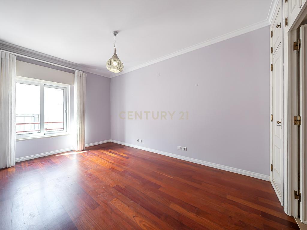 Espaçoso T4 em Lumiar, Lisboa - Oportunidade Única! - Image 13