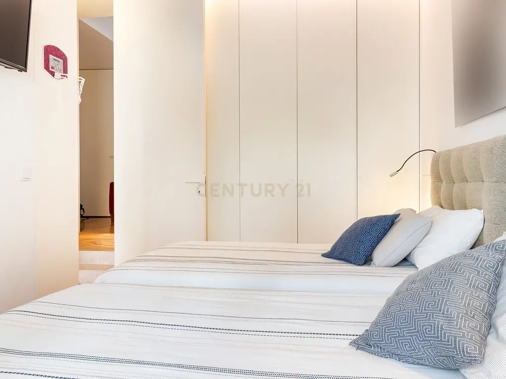 Extraordinário apartamento T3+1 com pátio exterior privado, junto ao Campo Pequeno, Lisboa. Em Venda! - Image 14
