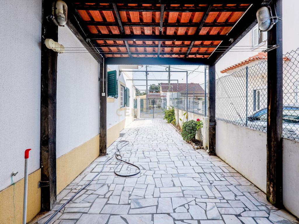 Moradia T3 com Garagem, Espaço Exterior e Sótão Aproveitável na Quinta do Conde - Image 13
