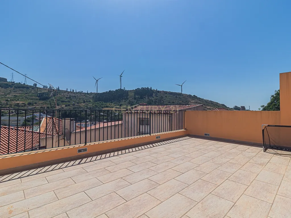 Moradia T2 Renovada em Fanhões – Conforto e Tranquilidade às Portas da Cidade - Image 37