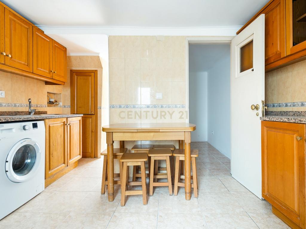 Apartamento T1 na Lapa – Lisboa | 1º Andar em prédio tradicional - Image 12