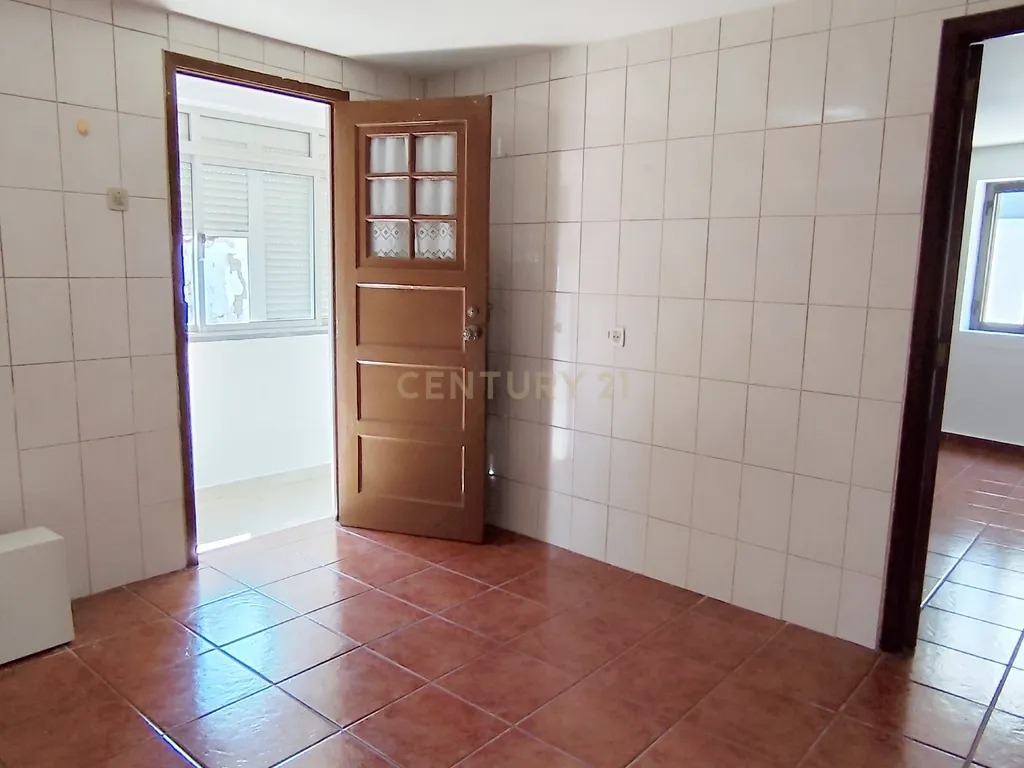 Casa geminada de dois pisos com reabilitação parcial em Vidago / Chaves - Image 12
