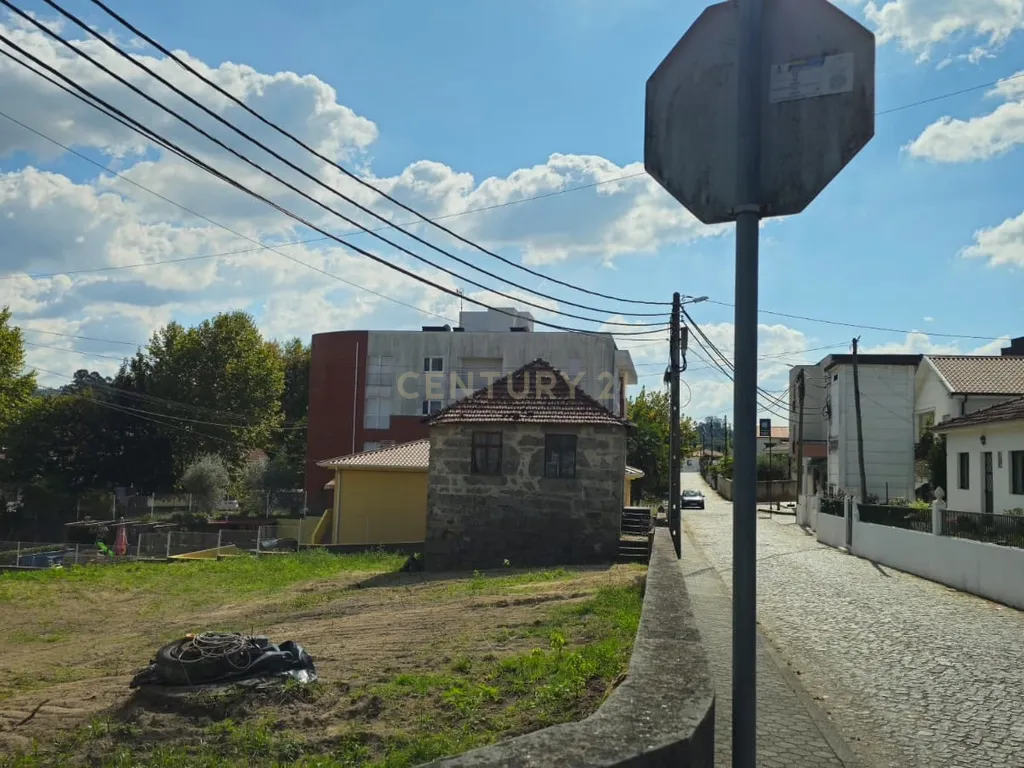 Moradia para recuperação + terreno com 1089m2 com viabilidade de construção - Image 9