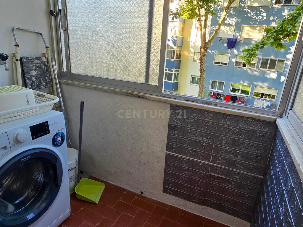 Apartamento T1 com excelente localização no Alto de Algés - Image 7