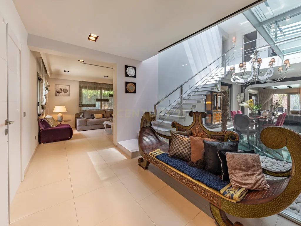 Villa de Design em Segunda Linha de Mar em Sitges com Mobiliário de Marcas de Luxo - Image 12