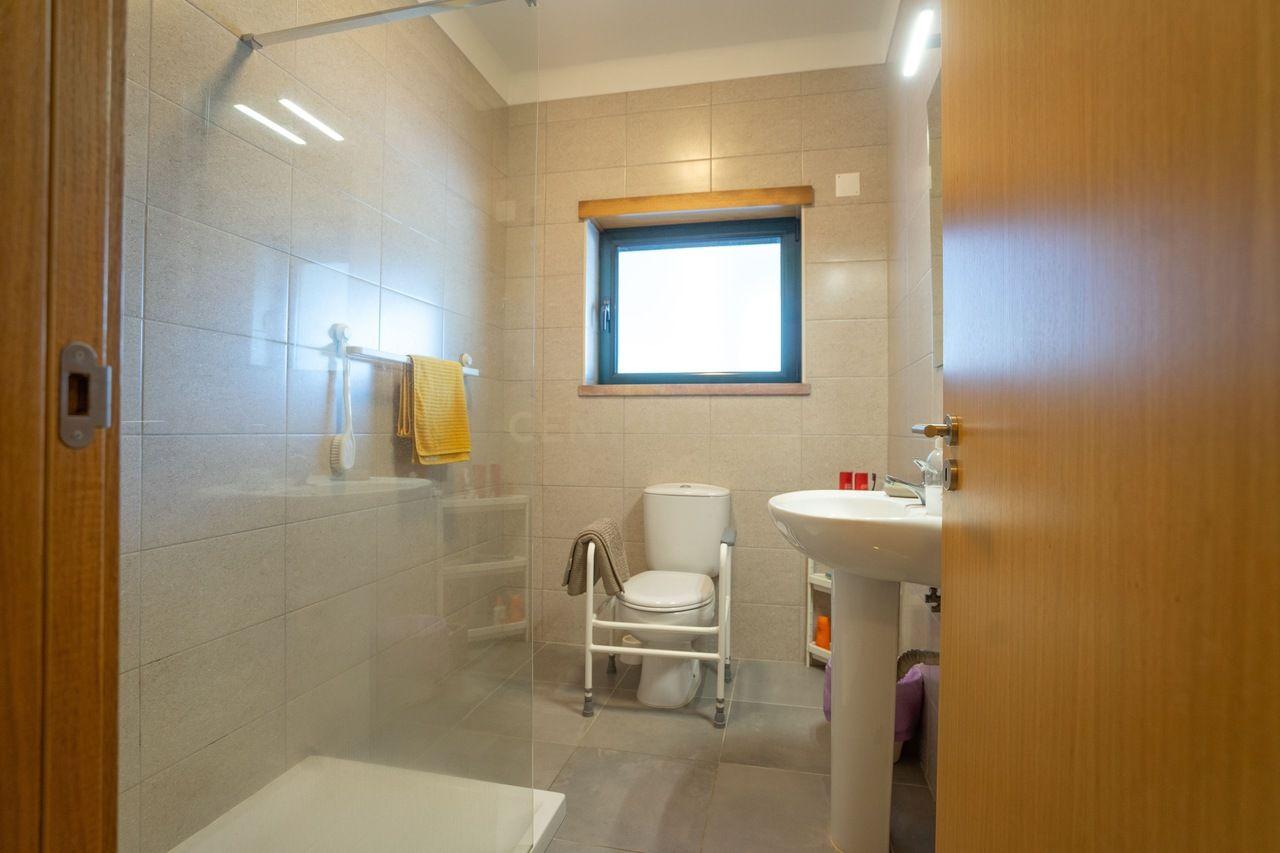 Moradia T4 de qualidade em estado novo com varanda coberta, piscina, terraço, jardim,canil,garagem dupla e vistas boas numa localização sossegada - Image 46