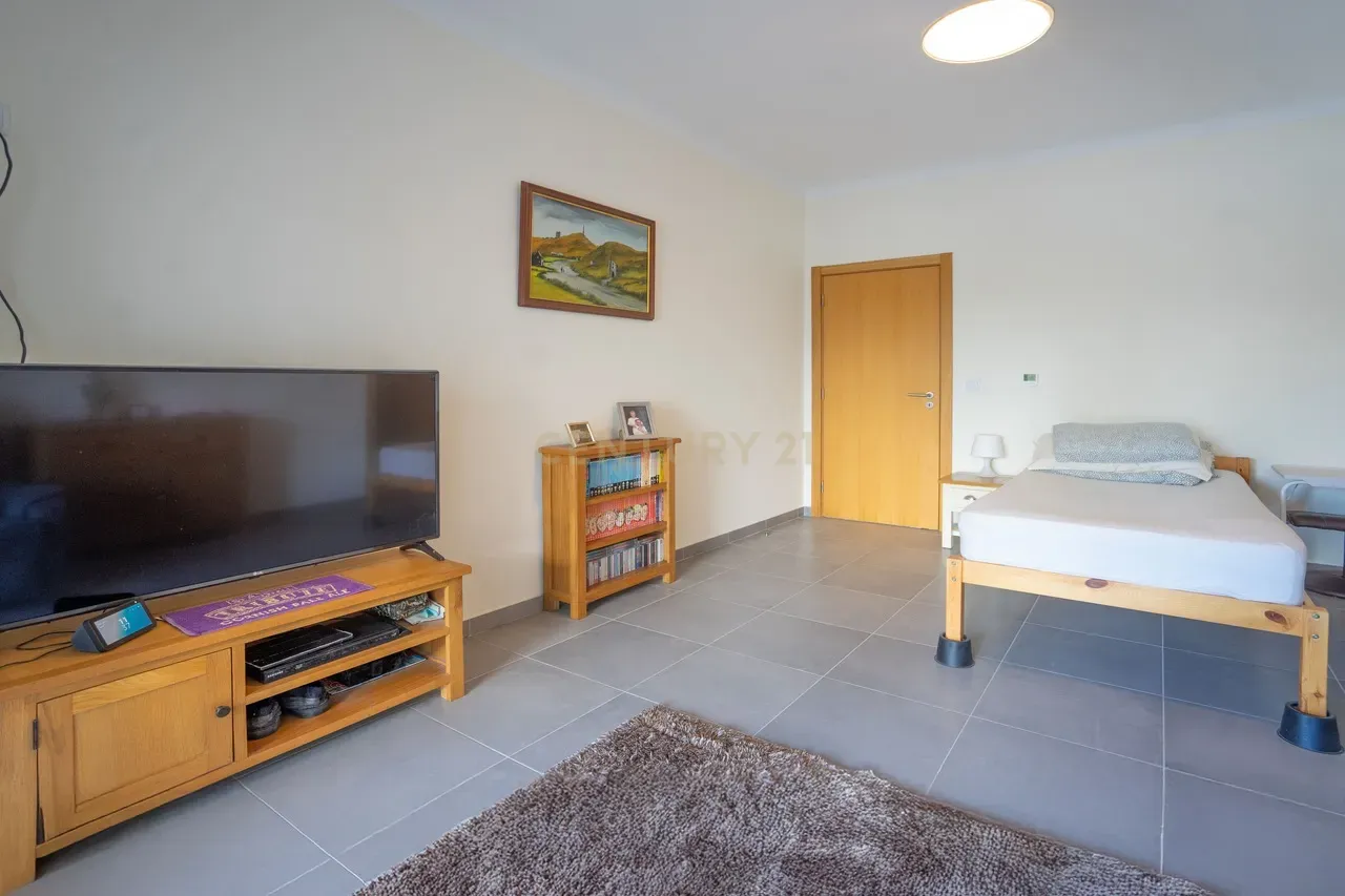 Moradia T4 de qualidade em estado novo com varanda coberta, piscina, terraço, jardim,canil,garagem dupla e vistas boas numa localização sossegada - Image 41