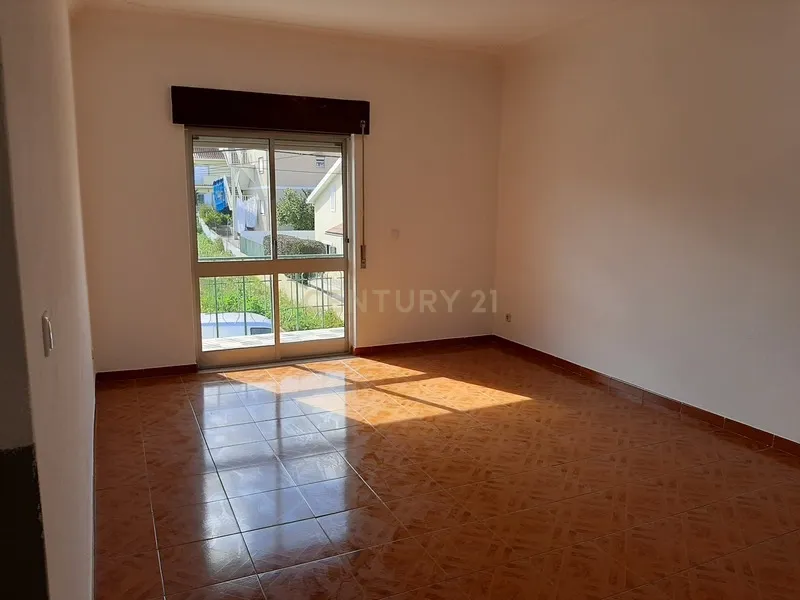 Andar de Moradia T2 com Logradouro e Garagem, na Quinta do Conde - Image 9