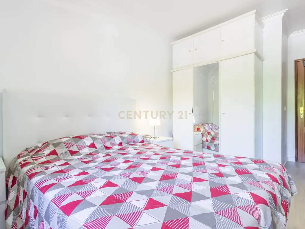 Apartamento T3 com 2 varandas em Almada - Image 11