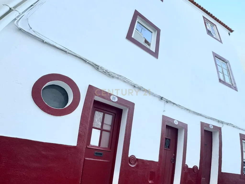 Moradia T3 Totalmente Reabilitada com Terraço Panorâmico de 360º sobre a Cidade de Estremoz. - Image 1