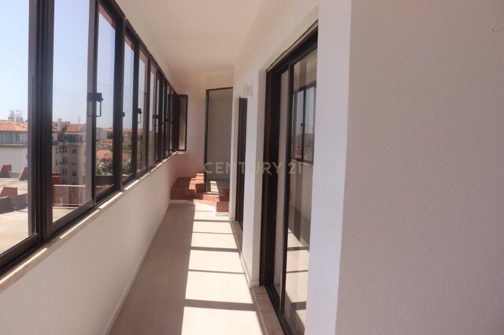 Fotografia 2 de Apartamento Renovado T2 em Oeiras com Vista Atraente