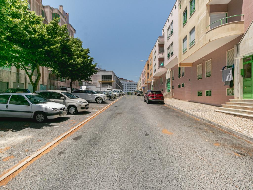 Apartamento T3 com boas áreas, varandas e arrecadação – Rinchoa, Rio de Mouro - Image 33