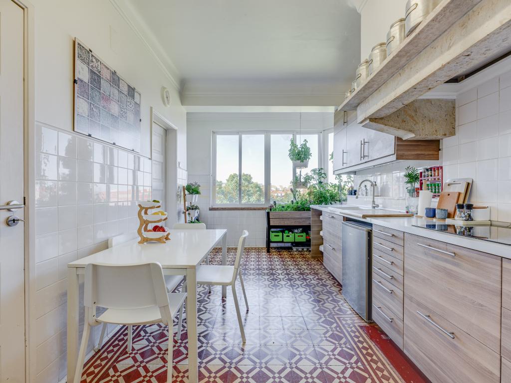 Fantástico Apartamento na Av. João XXI, com uma localização estratégica. - Image 1